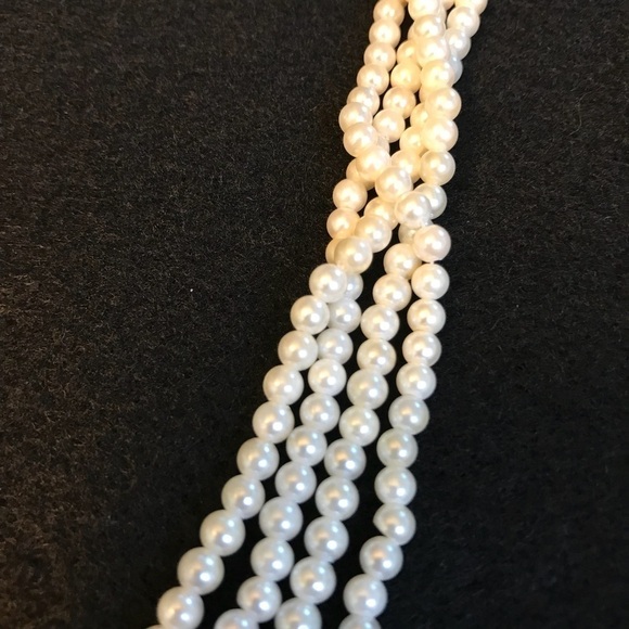 2 strands of faux pearls - Picture 5 of 7